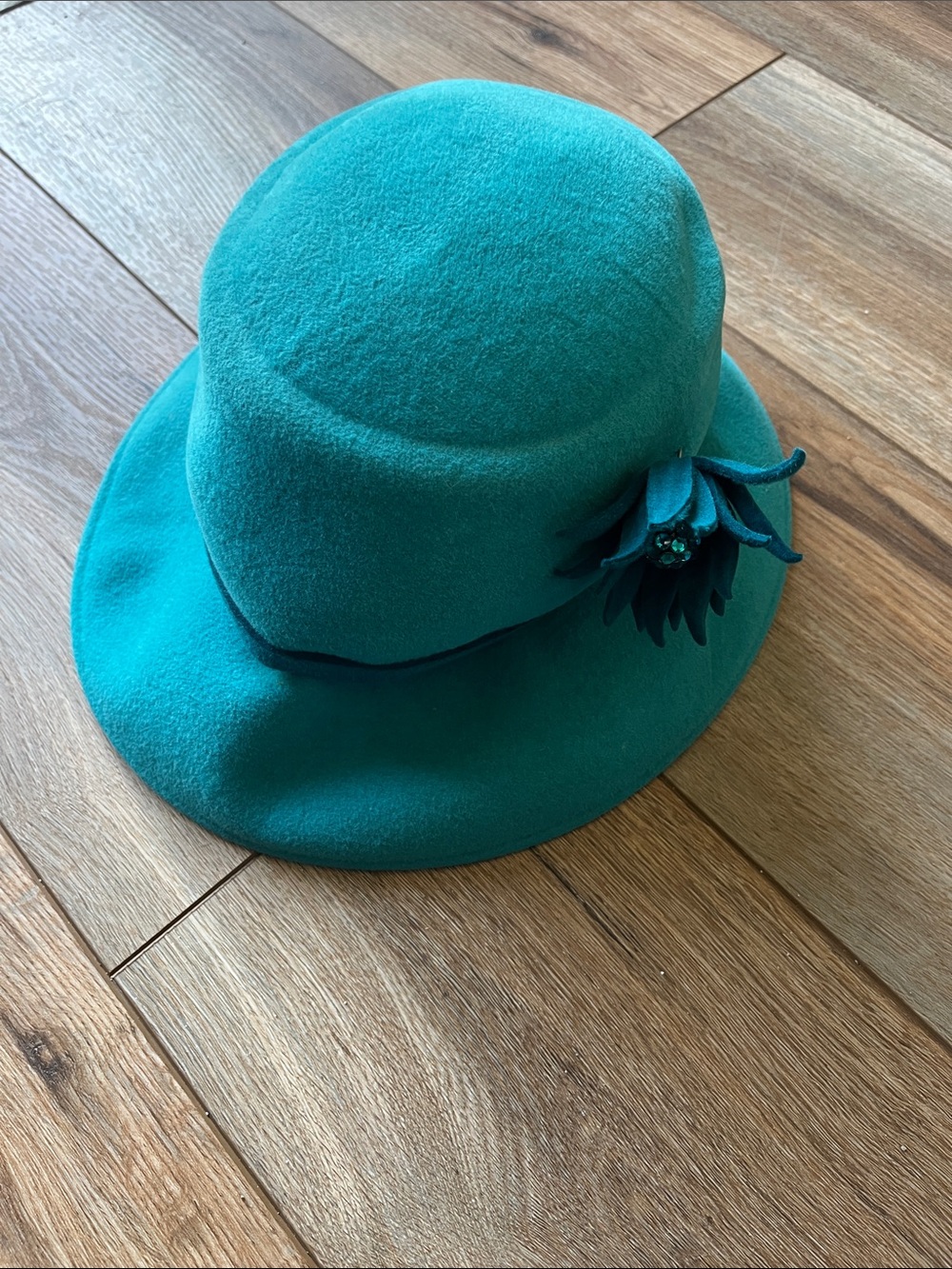 Vintage teal women’s wool felt cloche hat with hat pin flower.